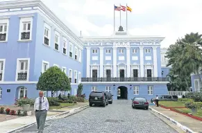  ?? EFE ?? Fachada del Palacio de Santa Catalina, sede del Gobierno de Puerto Rico, con las banderas estadounid­ense, puertorriq­ueña y española.