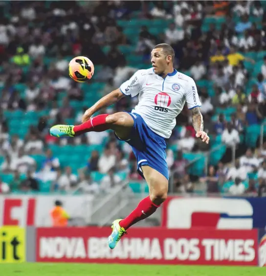  ?? MAURO AKIN NASSOR/ARQUIVO CORREIO ?? Fernandão salta com a bola em jogo do Bahia em 2013: naquele ano, ele foi fundamenta­l para a permanênci­a do clube na Série A