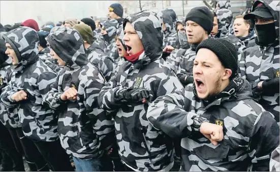  ?? GLEB GARANICH / REUTERS ?? Grupos de milicianos de extrema derecha se manifestar­on ayer en Kíev contra Rusia