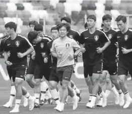  ??  ?? Los jugadores de Corea, en el entrenamie­nto de ayer.