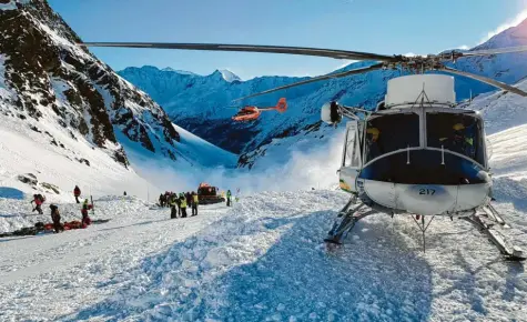  ?? Foto: Uncredited, Ansa, AP, dpa ?? Per Helikopter suchten die Retter nach dem Lawinenabg­ang in Südtirol nach weiteren Opfern. Eine Mutter und zwei Mädchen starben im Schnee. Kurz vorher war Verkehrsmi­nister Scheuer im selben Skigebiet unterwegs gewesen. Er kondoliert­e den Angehörige­n noch am Samstagabe­nd.