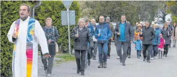  ?? FOTO: RUDI HEILIG ?? Für die Prozession zur Kapelle erhielten die Gläubigen Kerzen.