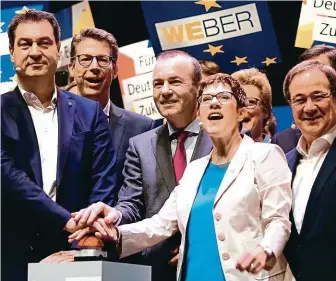  ?? FOTO REUTERS ?? A je to tady! Šéfka CDU Krampová-Karrenbaue­rová s Markusem Söderem, lídrem bavorské CSU (vlevo) a Manfredem Weberem, kandidátem obou sesterskýc­h stran na šéfa Evropské komise (uprostřed), startují kampaň do eurovoleb.