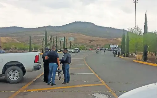  ?? / CORTESÍA ?? Dispararon en repetidas ocasiones contra la unidad en la que viajaba.