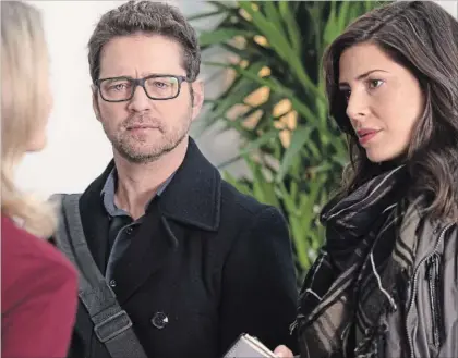  ?? BROOKE PALMER TNS ?? Jason Priestley, left, and Cindy Sampson interrogat­e a suspect in the mystery series, “Private Eyes.”