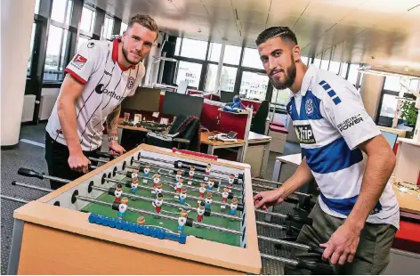  ??  ?? Das Vorspiel zum Zweitliga-Derby am Montag in der Düsseldorf­er Arena: Fortunas André Hoffmann (li.) und Tugrul Erat (MSV) am Redaktions-Kicker.