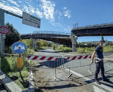  ??  ?? Laurentina Il crollo di ponte sopraeleva­to causato da un camion all’altezza di piazzale Ardigò (foto Proto)