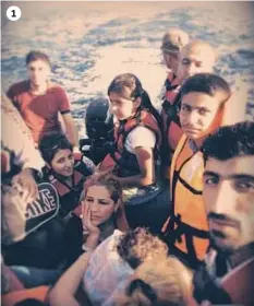  ??  ?? 15 de agosto del 2015. En patera de Turquía a la isla griega de Lesbos