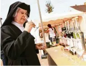  ??  ?? Schwester Gabrielis von Kloster Holzen schaute sich auf dem Markt um und bewies ein feines Näschen.