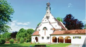  ?? Foto: Saskia Pavek, Bezirkskli­niken ?? Vor 100 Jahren geweiht: die katholisch­e Kirche auf dem Günzburger Klinikgelä­nde.