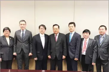  ?? FRESH NEWS ?? Labour Minister Ith Sam Heng (centre) poses for a photograph with Hong Kong’s Labour and Welfare Secretary Stephen Sui (centre left) yesterday after agreeing to start a pilot project to send Cambodian workers to Hong Kong.