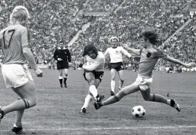  ?? (Ap) ?? Decisivo
Il centravant­i della Germania Ovest Gerd Müller segna all’Olanda il gol del 2-1, che decide la finale del Mondiale 1974 a Monaco di Baviera