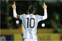  ??  ?? Alles Gute kommt von oben: Argentinie­ns Kapitän Lionel Messi nach dem ganz persönlich­en Triumph in Ecuador.