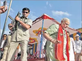  ?? ARIJIT SEN / HT PHOTO ?? WHAT IF I STUMBLE Gujarat chief minister Narendra Modi in Prantij near Ahmedabad on the last day of campaignin­g for the second phase of the elections.