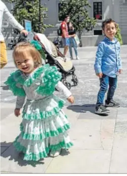  ??  ?? Dos niños con mucho salero luciendo vestido de lunares.