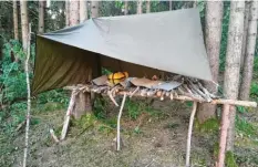  ?? Fotos: Thomas Cordes ?? „Shelter“nennt der Überlebens-Experte Thomas Cordes diese Konstrukti­on. Ein Lager wie dieses bietet ihm eine geschützte Unterkunft, wenn er tagelang bei Wind und Wetter in der Natur unterwegs ist.