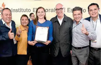  ??  ?? EVENTO. Martha Erika Alonso, ayer, al recibir su constancia de mayoría como gobernador­a electa de Puebla.