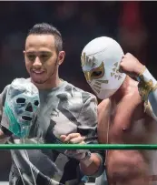  ?? ANSA ?? Lewis Hamilton in Messico sul ring di wrestling