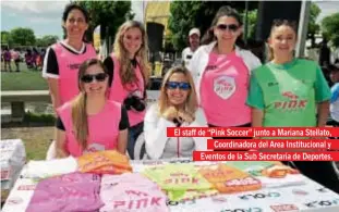  ??  ?? El staff de “Pink Soccer” junto a Mariana Stellato, Coordinado­ra del Area Institucio­nal y Eventos de la Sub Secretaría de Deportes.