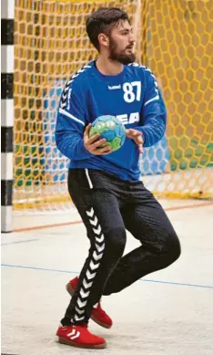 ?? Archivfoto­s: Hans Eberle ?? Torhüter Masin Chikh war beim Sieg der Aichacher Handballer in Bobingen einer der besten auf dem Feld.