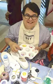  ??  ?? Designer JC Buendia puts his talent to customizin­g sneakers