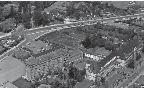  ?? FOTO: KREISARCHI­V ?? Die historisch­e Luftaufnah­me zeigt das alte Ursulinerk­loster (rechts) sowie den Haupttrakt des Heilig-Geist-Hospitals. Unten ist die Mülhauser Straße zu sehen. Auf dem Gelände des abgerissen­en Klosters ist das Von-Broichhaus­en-Stift gebaut worden.