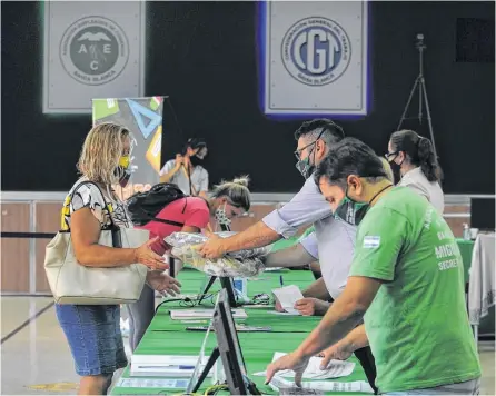  ??  ?? La entrega de útiles escolares y mochilas sube a gran ritmo en la sede de la AEC.