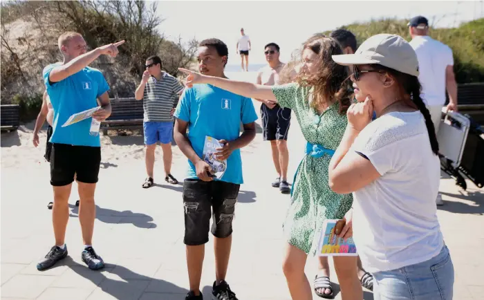  ?? Bild: Simon Appelqvist ?? Sommarvärd­arna arbetar för att informera gästerna om alternativ­a destinatio­ner runt om i Falkenberg när det blir allt för mycket folk på stranden. Men de har också övrig turistinfo­rmation på sitt bord och försöker hjälpa till där det behövs.