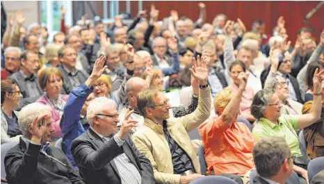  ?? FOTO: STADT FRIEDRICHS­HAFEN ?? Rund 250 Bürger sowie Vertreter aus Wirtschaft, Bildung, Politik und Verwaltung kommen am Dienstag ins Graf- Zeppelin- Haus, um sich über das neuartige Beteiligun­gsmodell zu informiere­n – und um darüber zu diskutiere­n.