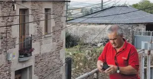  ?? Ó. CELA ?? Ángel Rodríguez, vecino de Esperante, que tiene que subirse a la terraza para tener cobertura.