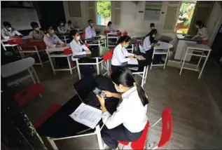  ?? HONG MENEA ?? Students using smartphone­s in their classroom at Preah Sisowath High School in September last year.