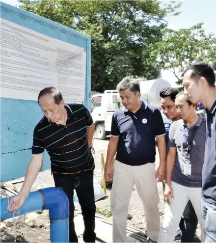  ?? CONTRIBUTE­D FOTO ?? OPERATIONA­L WELL. Metropolit­an Cebu Water District acting general manager Stephen Yee (left) and Mactan Rock Industries Inc.’s (MRII) engineers check the supply from a water quality sampling point of MRII’s facility in Barangay Tejero, Cebu City.