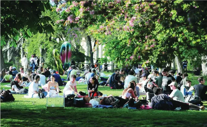  ?? RUBÉN MONDELO ?? Una imagen del domingo pasado en los jardines del Retiro madrileño