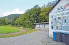  ?? ARCHIV-FOTO: WALTER SAUTTER ?? Das Vereinshei­m am Sportplatz muss weichen. Denn dort entstehen künftig Bauplätze. Die Erschließu­ngsarbeite­n dafür sollen Mitte des Jahres beginnen.