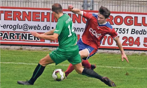  ?? RP-FOTO: VAN OFFERN ?? Timo Giese (links) von PSV Wesel-Lackhausen wurde in der Schlusssph­ase am Bresserber­g mit Gelb-Rot vom Platz gestellt. Rechts Kleves Mike Terfloth.