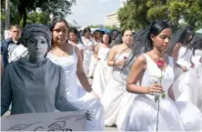  ?? PEDRO BAZIL ?? Las novias pidieron el cese de la violencia contra la mujer.