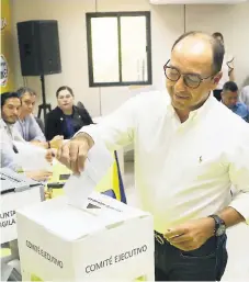  ??  ?? ELECCIÓN. Osman Madrid, del Olimpia, en las votaciones.