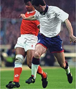  ?? EMPICS ?? Get tight: Martin Keown man-marks Ruud Gullit at Wembley