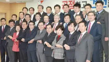  ?? — Reuters ?? Lawmakers defecting from the ruling Saenuri Party pose for photograph­s during a news conference at the National Assembly in Seoul on Tuesday.