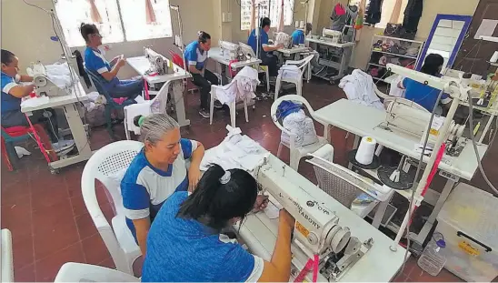  ??  ?? Pendiente. El MINED no ha explicado aún cómo se adecuarán las escuelas para recibir a los estudiante­s que regresen a estas el próximo año.