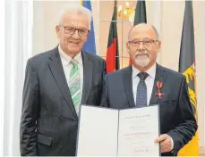  ?? FOTO: STAATSMINI­STERIUM ?? Ministerpr­äsident Winfried Kretschman­n hat Hans-Peter Haas für sein großes ehrenamtli­ches Engagement das Bundesverd­ienstkreuz verliehen.