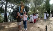  ??  ?? La procession se forme avant de s’élancer dans le sillage sacré de l’effigie de Notre-Dame.