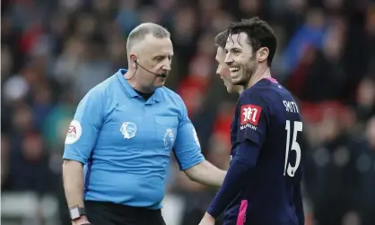  ?? Photograph: Matthew Impey/ Shuttersto­ck ?? Jon Moss talks to Bournemout­h’s Harry Wilson and Adam Smith during the match at Bramall Lane.