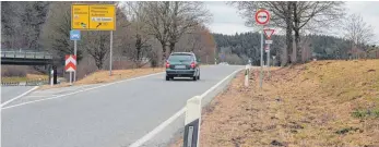  ?? FOTO: ELKE CAMBÉ ?? Die Bundesstra­ßen-Auffahrt Bad Waldsee-Süd ist eine knifflige Stelle. Weil ein Beschleuni­gungsstrei­fen fehlt, kommt es häufig zu Auffahrunf­ällen. Laut Polizei ist es aber keine Unfallhäuf­ungsstelle.