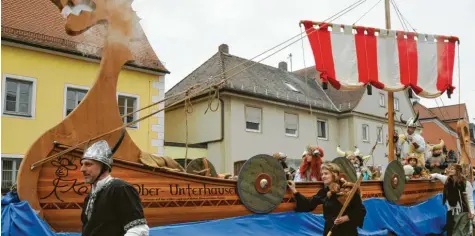  ?? Archivfoto: Michael Geyer ?? Am Wochenende rollen sie wieder, die Wagen auf den großen Faschingsu­mzügen, wie auf diesem Bild in Rennertsho­fen. Nach dem tragischen Unfall vergangene­n Februar in Waidhofen wird Sicherheit groß geschriebe­n.