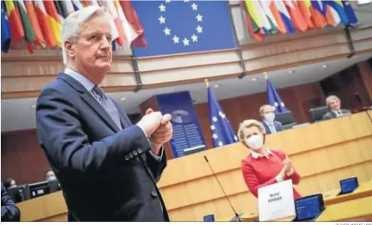  ?? OLIVIER HOSLET / EFE ?? El ex jefe negociador europeo, Michel Barnier, y la presidenta de la Comisión, Ursula von der Leyen, ayer en el pleno de la Eurocámara en Bruselas.