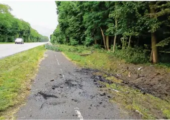  ??  ?? Dimanche matin, les traces de l’accident étaient encore bien visibles au bord de la D113.