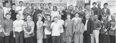  ??  ?? KENANGAN: Dr Sim merakamkan gambar bersama penderma darah serta pihak penganjur yang diraikan pada Anugerah Penderma Darah di Kuching semalam.