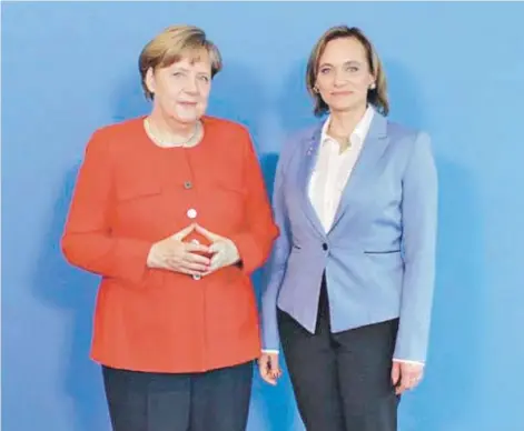  ??  ?? ►► La canciller alemana, Angela Merkel, recibió ayer a la abanderada DC, Carolina Goic.