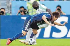  ?? FOTO: DPA ?? Youssouf Sabaly aus Senegal (hinten) und Genki Haraguchi aus Japan kämpften mit allen Mitteln.